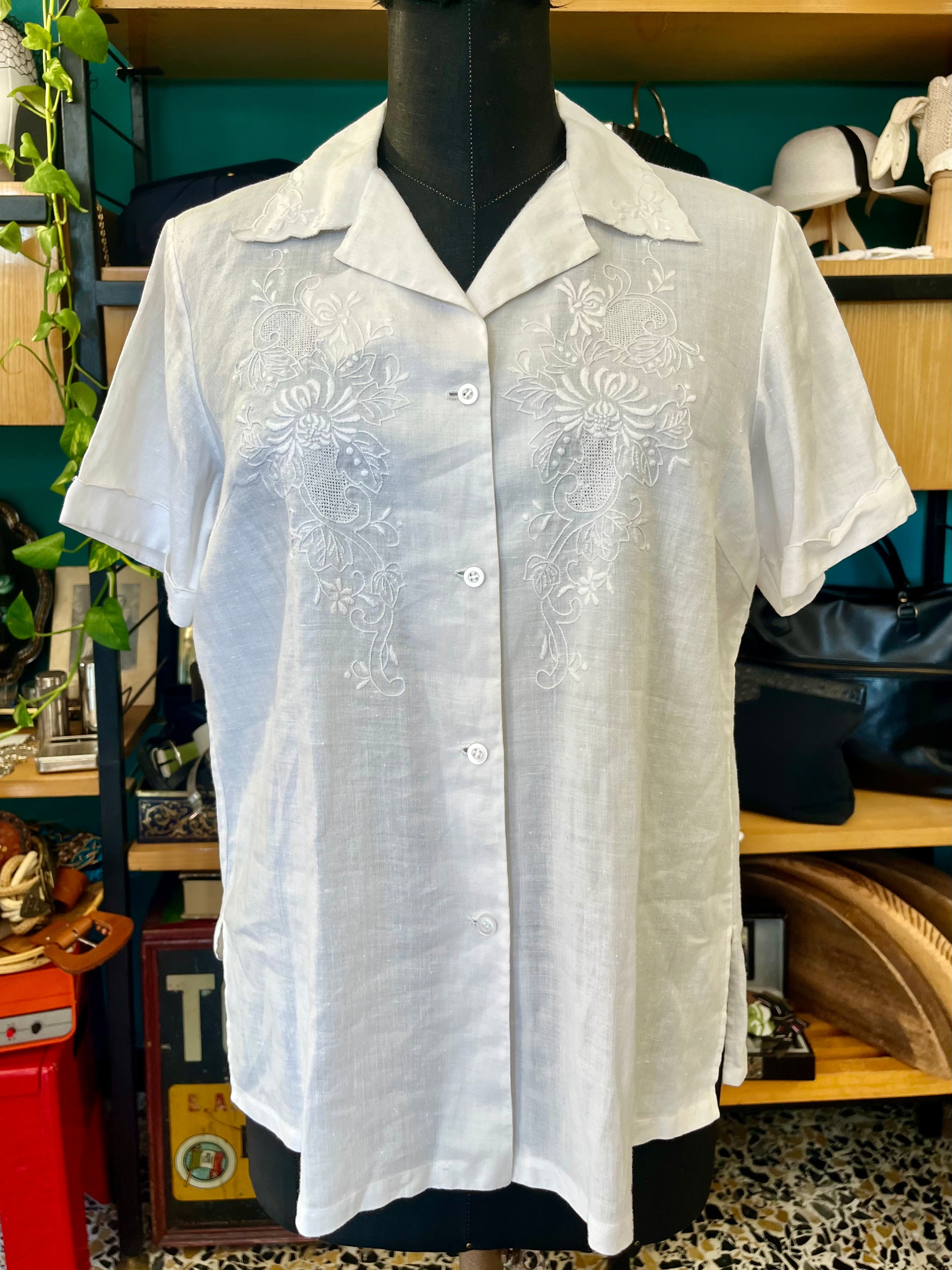 Camicia di lino ricamata